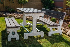 Parkový betonový stůl, plastové latě 1700 mm, betonové nohy hladké pro volné ložení