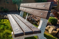 Parková lavička, plastové latě 1000 mm, betonové nohy hladké pro zabetonování