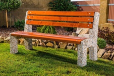 Parková lavička Lana 1500 mm, smrkové latě a betonové nohy - oblázek