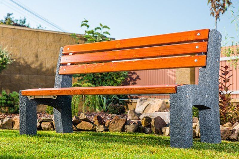 Parková lavička 1500 mm s betonovou nohou - Čita černá