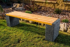 Parková lavička bez opěradla 1500 mm s betonovou nohou - oblázek