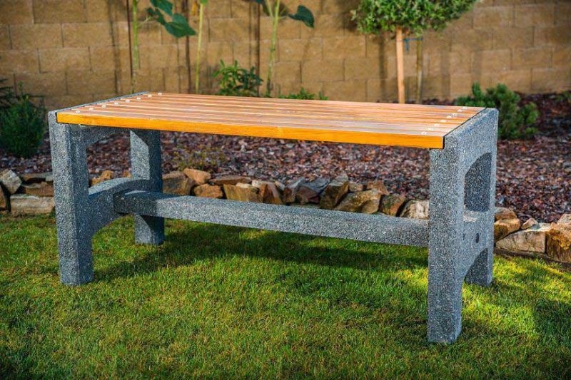 Parkový stůl Lana 1500 mm, smrkové latě a betonové nohy - oblázek