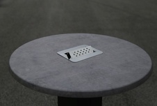Venkovní kuřácký stůl s integrovaným popelníkem, kulatý