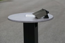 Venkovní kuřácký stůl s integrovaným popelníkem, kulatý