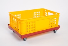 Plastový vozík pod přepravky, 4 otočná 50 mm polyuretanová kolečka, červený