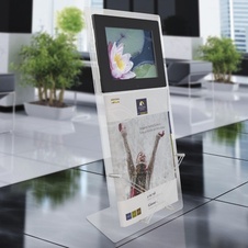 Multimediální reklamní stojan s LCD obrazovkou 8, akrylát