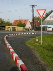 Ukončení obrubníku se zámkovým spojem, žlutá horní
