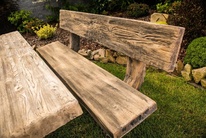 Betonová zahradní lavice s opěradlem v imitaci dřeva, délka 120 cm