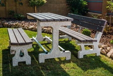 Parkový betonový stůl, plastové latě 1500 mm, betonové nohy hladké pro zabetonování