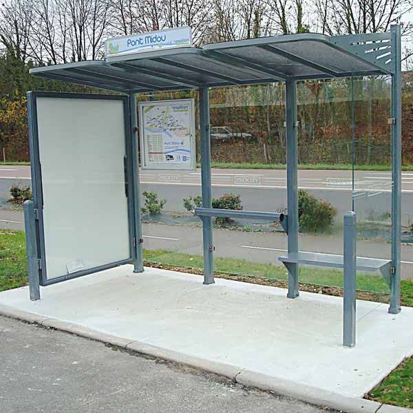 Autobusová zastávka CONVI s vitrínou napravo